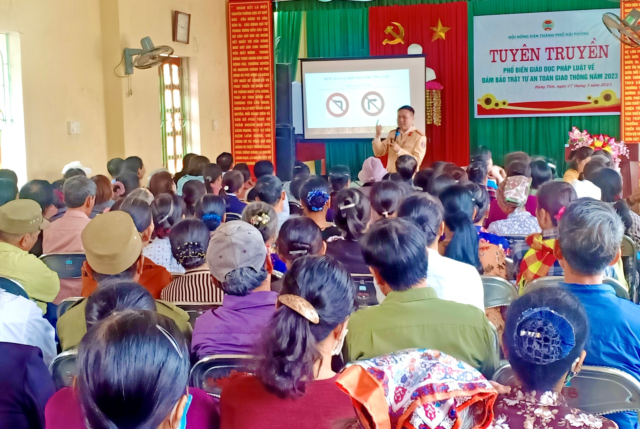 Tuyên truyền phổ biến pháp luật về TTATGT cho 300 cán bộ, hội viên Hội Nông dân huyện Vĩnh Bảo và huyện Thuỷ Nguyên